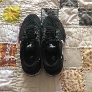 Black nike tennis shoes